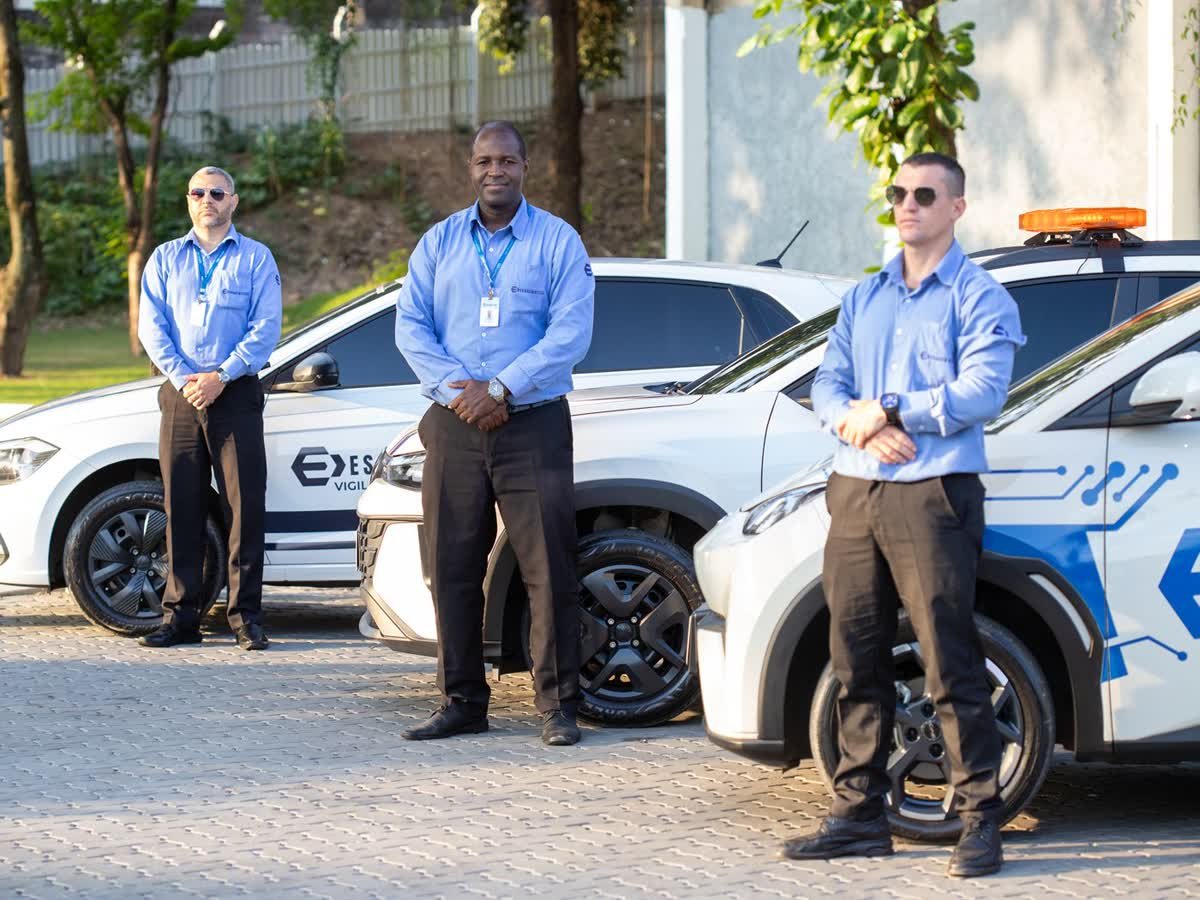 Supervisores da Esquematiza em posição ao lado de três viaturas da frota, uma delas com giroflex.